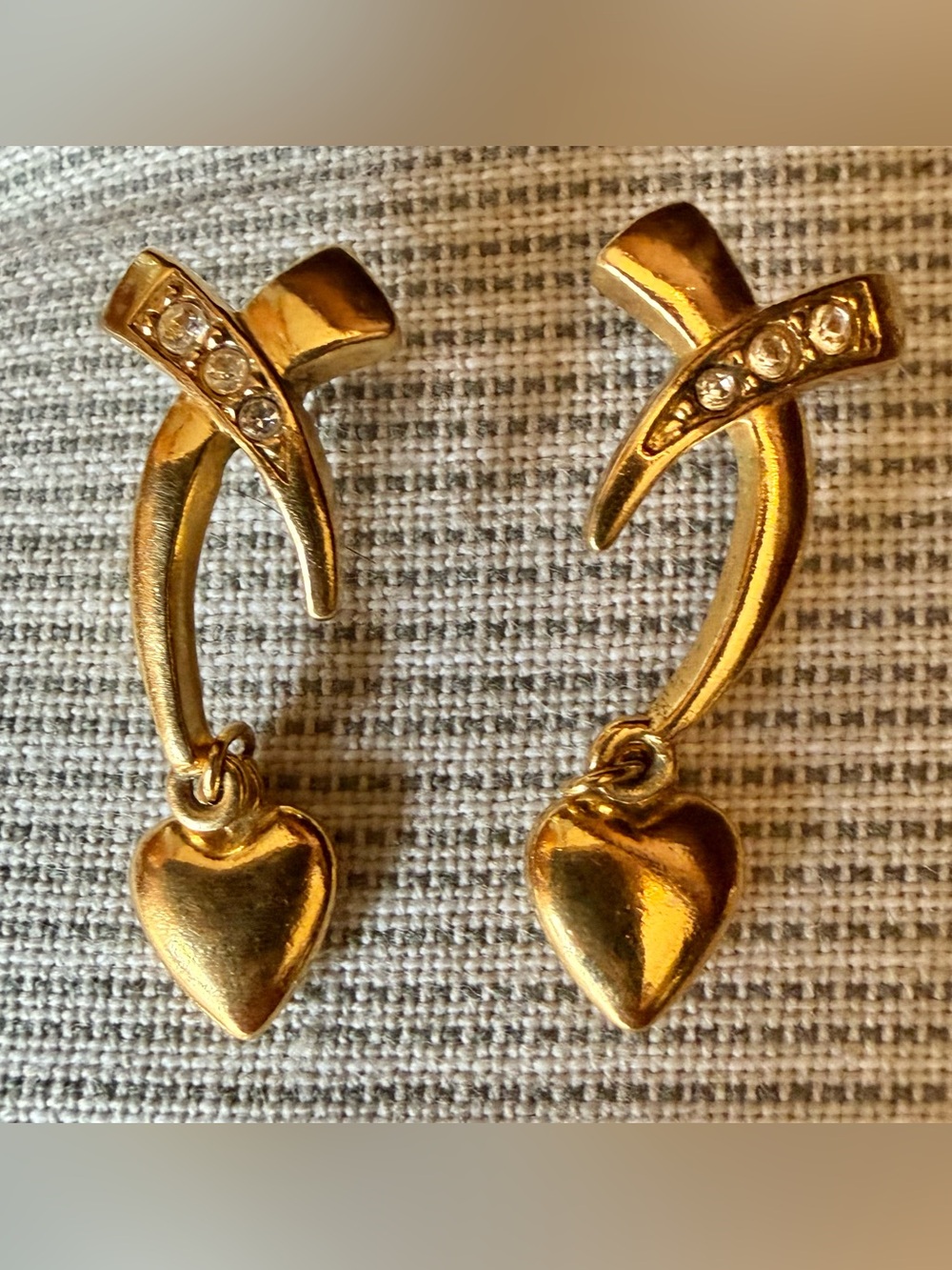 Avon 1994 Hearts & Kisses Gold Tone Dangle Rhinestone Accent Vintage Earrings
